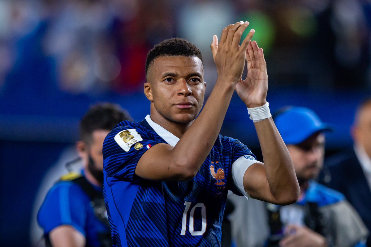 _BeFootball's tweet photo. On n’avait plus vu ça depuis Ronaldo 🇵🇹 et Messi 🇦🇷… VOICI UN COMPARATIF DES STATS DE MBAPPÉ 🇫🇷 ET HAALAND 🇳🇴😭 :

🇫🇷 Mbappé : 586 matchs 🏟️ 
🇳🇴 Haaland : 437 matchs 🏟️ 

🇫🇷 Mbappé : 436 buts ⚽️ 
🇳🇴 Haaland : 358 buts ⚽️ 

🇫🇷 Mbappé : 180 passes décisives 🎯 
🇳🇴 Haaland : 74 passes décisives 🎯 

🇫🇷 Mbappé : 616 G/A
🇳🇴 Haaland : 432 G/A