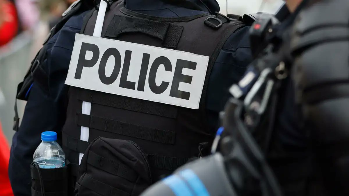 Lambdactu's tweet photo. 🇫🇷👮‍♂️- "Réfléchir, c’est déjà désobéir". Devise de la Police française. https://t.co/Bo2OLaDMFj