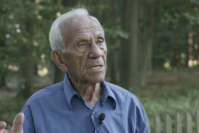 IsraelVive1948's tweet photo. 🇮🇱 El sobreviviente del Holocausto y oficial militar israelí condecorado, coronel Simcha Applebaum, quien sobrevivió a Auschwitz y posteriormente ayudó a defender a Israel en dos guerras, ha muerto a la edad de 99 años. 

Applebaum fue miembro fundador del Kibbutz Netzer Sereni y se desempeñó como comandante adjunto de la 188ª Brigada Blindada durante la Guerra de Yom Kippur de 1973. 

En años posteriores, se dedicó a la educación sobre el Holocausto, compartiendo su historia con estudiantes y soldados israelíes. 

💔 💔 💔 🕯 🕯 🕯 

 QEPD