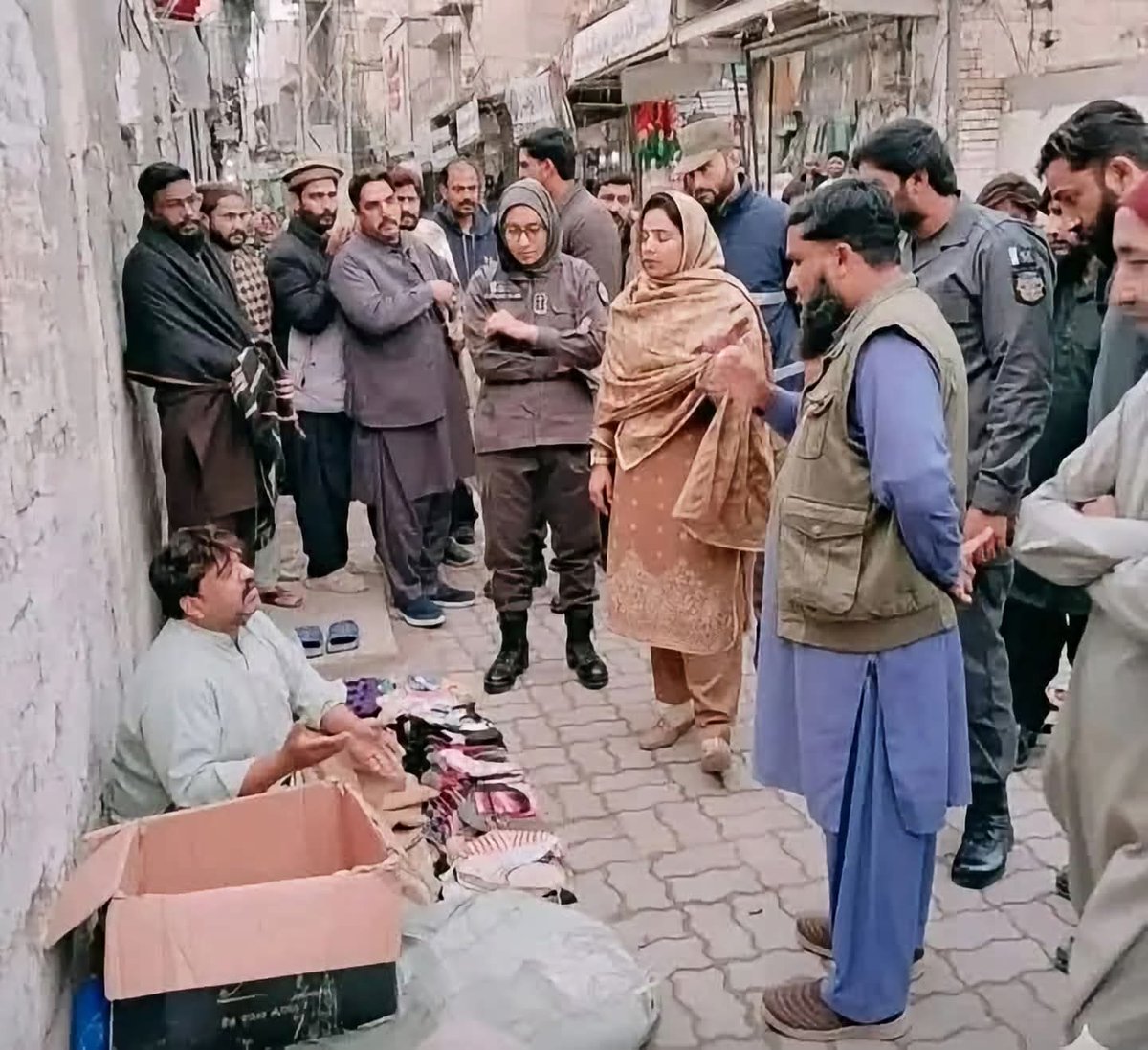javeria_ejaz_'s tweet photo. لیہ کی یہ تصویر اس وقت پاکستان بھر میں وائرل ہے...!!

کہا جا رہا ہے کہ پیرا فورس افسران و اہلکاران ایک موچی کو قانون پر عملدرآمد کرنے اور جگہ خالی کرنے کا حکم دے رہے ہیں۔ جس انداز سے حکم جاری ہو رہا ہے وہ اس وقت بحث موضوع ہے۔

یہاں پر کافی افراد نے لکھا ہے کہ لیہ میں نامور سیاستدان اس وقت قیمتی کمرشل اراضی پر قابض ہیں، شاندار تعمیرات کی ہوئی ہیں مگر ابھی قانون صرف اس موچی کے لیے ہے۔