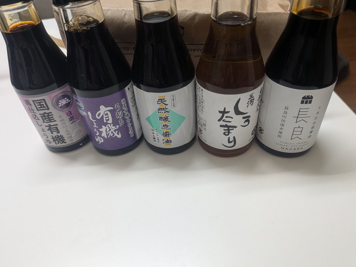 UbRhei's tweet photo. ワークショップで木桶醤油を5種購入、さっそく試作！🍜

​鶏出汁を各醤油と合わせ、ブレンドを試してバランスを探った本日の最適解がこちらの3種です（全醤油最高に美味しい…）。✨
醤油の良い香りと風味の「岡直三郎商店　国産有機再仕込み」
甘み旨味の「足助仕込三河しろたまり」
圧倒的旨味の「片上醤油うすくち天然醸造」

合わさると心地良い「酸味」も感じられて最高。まだまだ研究は必要ですが美味しく思いました！
今回はあえて非加熱でしたが加熱も試してみたいと思います!✨動画は試しに作った木桶醤油の油そば🍜
​#RAMEN年一 #木桶醤油 #自作ラーメン #ラーメン試作