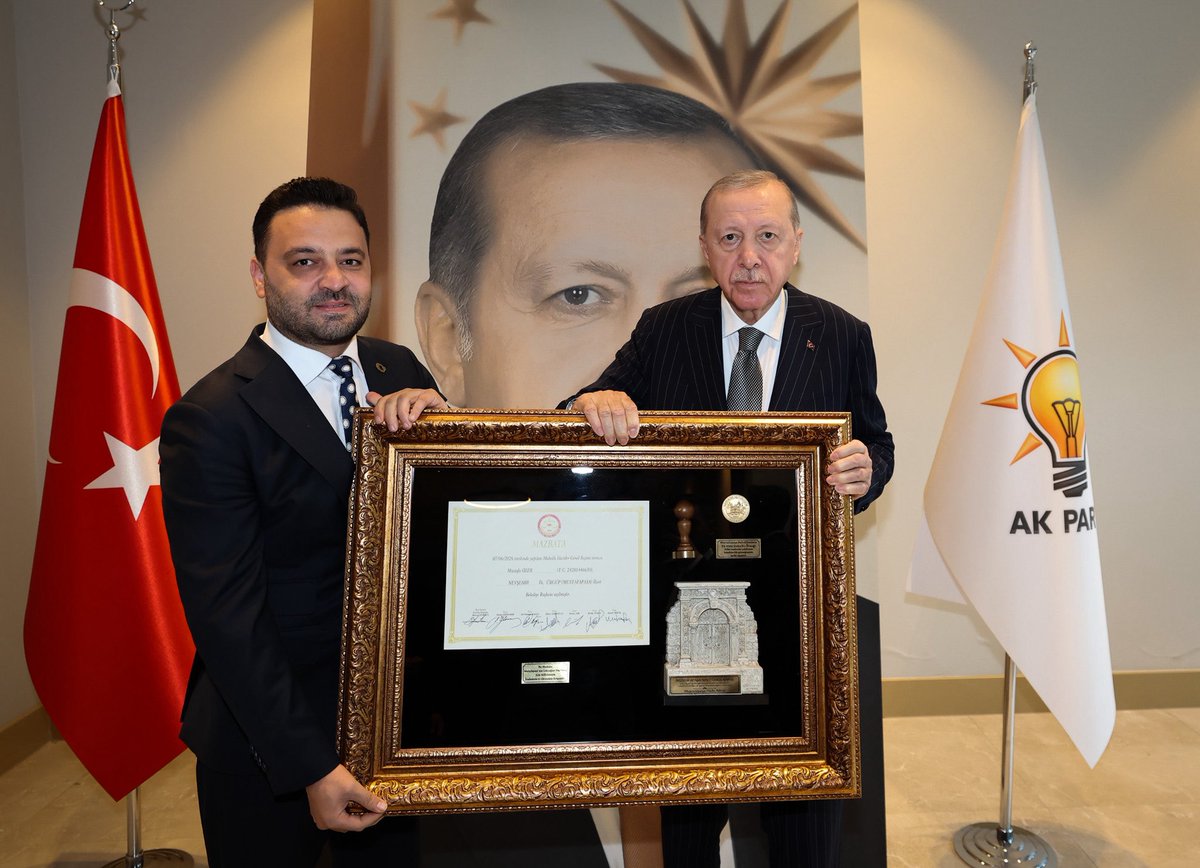 av_mfa's tweet photo. Cumhurbaşkanımız ve Genel Başkanımız Sayın Recep Tayyip Erdoğan’a; Mustafapaşa Belediye Başkanımızın mazbatasını, Mustafapaşa Belediyemizin tarihî mührünü ve Mustafapaşa halkı adına hazırlanan, beldemizin gönül kapısını simgeleyen temsili Mustafapaşa Kapısı’nı takdim etmenin onurunu yaşadık.

Mustafapaşa’mızın selamını, vefasını ve aziz hemşehrilerimizin emanetini Sayın Cumhurbaşkanımıza arz ederken; kendileri de seçim başarımızdan ötürü bizleri tebrik ederek, başta Mustafapaşalı hemşehrilerimiz olmak üzere tüm Nevşehirli vatandaşlarımıza hassaten selamlarını ve muhabbetlerini iletti.

Bu anlamlı buluşmada bir kez daha gördük ki; Nevşehir’imize gösterilen ilgi ve destek, bizlere daha büyük bir sorumluluk yüklemektedir.

Rabbim birlik ve beraberliğimizi daim eylesin. Liderimiz Sayın Recep Tayyip Erdoğan’ın öncülüğünde, Türkiye Yüzyılı hedeflerine hep birlikte kararlılıkla yürümeye devam edeceğiz. 🇹🇷