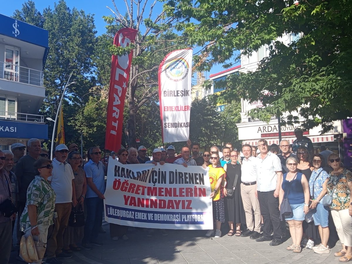 Sendikal_Haber's tweet photo. 🟥 Lüleburgaz'dan Ankara'da açlık grevindeki öğretmenlere selam!

Taban maaş, güvenceli çalışma ve insanca yaşam mücadelesi veren öğretmenler yalnız değildir. Dayanışmamızla direnişi büyütecek, haklı mücadeleyi hep birlikte kazanacağız.

Direne direne,
Birleşe birleşe kazanacağız!
Yaşasın dayanışma!

#ÖğretmenlerAçlıkGrevinde #TabanMaaş #ÖğretmenlerYalnızDeğildir #DireneDireneKazanacağız #BirleşeBirleşeKazanacağız