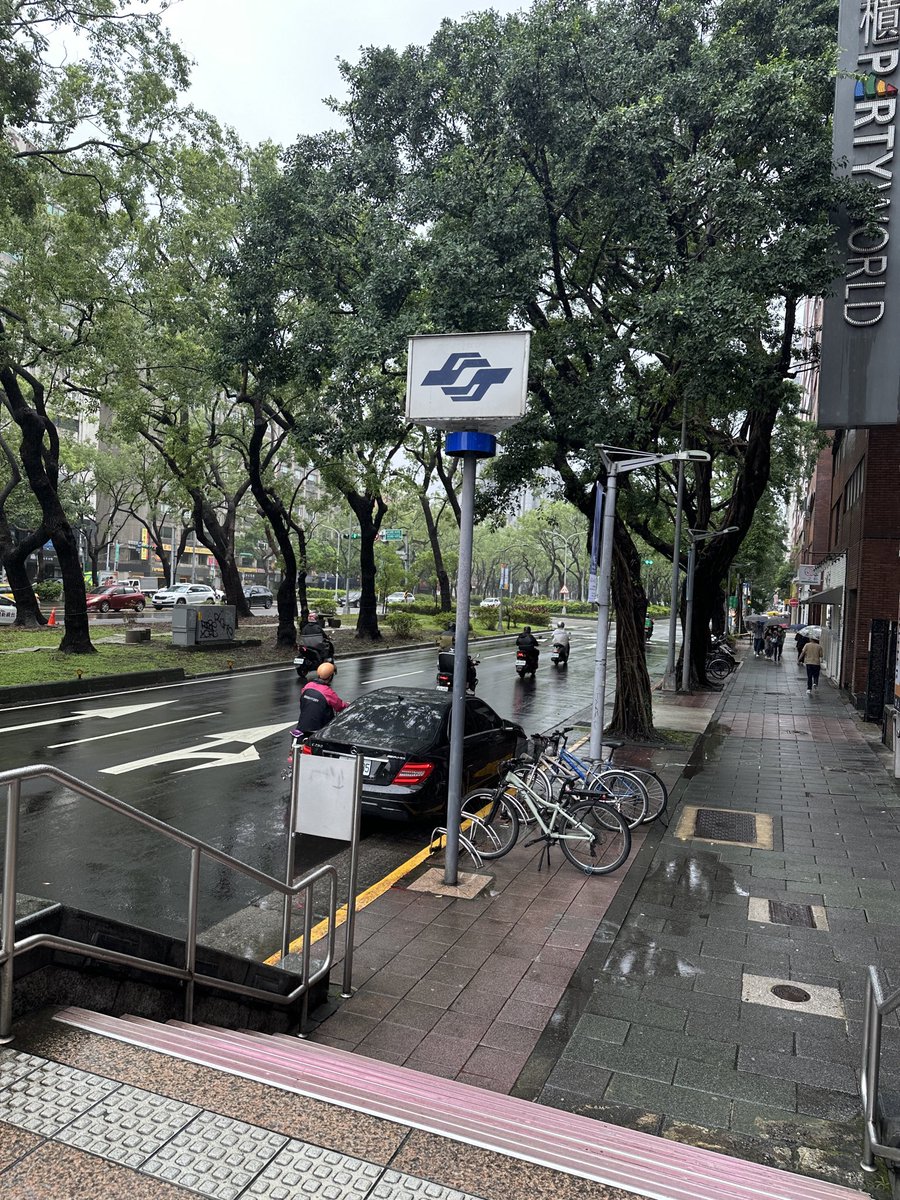 yFuczy's tweet photo. 爛台北天氣 https://t.co/279IFgE2UL