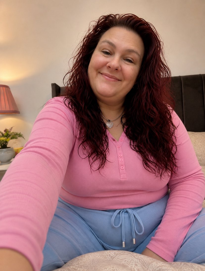 Marieghoo's tweet photo. Hey y'all 👋
How do I look today? 🌺😊 https://t.co/Gimm7q4DIp