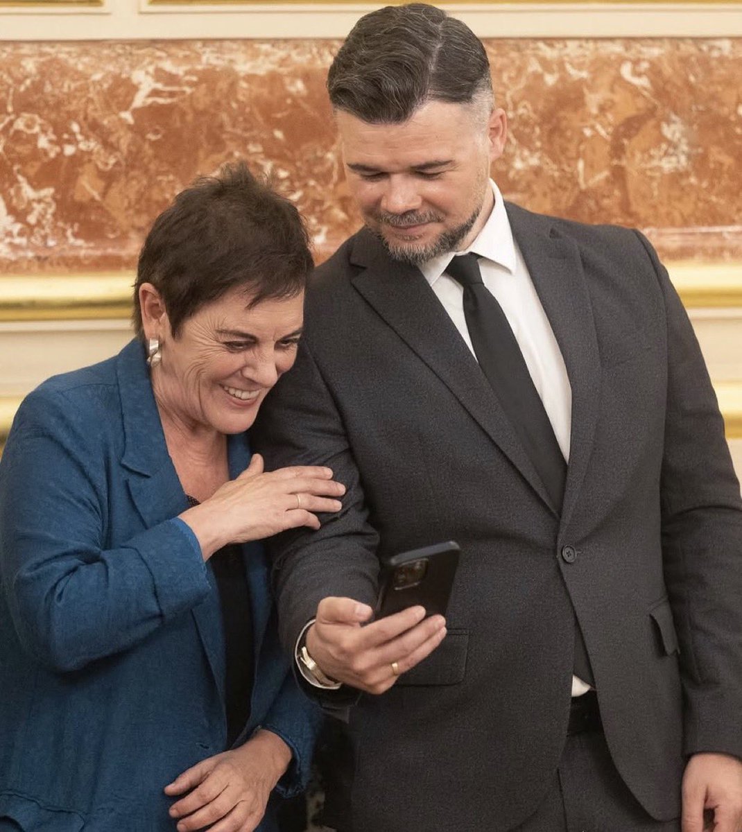 Radical_fruit's tweet photo. Dos sanguijuelas que odian a España: @MertxeAizpurua y @gabrielrufian https://t.co/e6wkOmB0qK