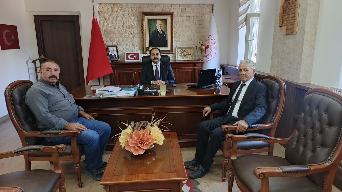 TCAcigol's tweet photo. Kaymakamımız Sn. Alperen CELEPCİ, ilçemizdeki görev süresinin sona ermesi dolayısıyla Yuva Köyü Muhtarı Hasan KAYMAK ve Kozluca Köyü Muhtarı Harun AVŞAR'ın gerçekleştirdiği veda ziyaretini makamında kabul etti. https://t.co/hPieiz5oRq