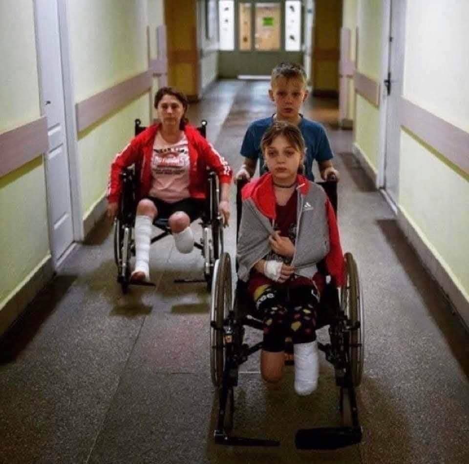 DavidIlnitsky's tweet photo. Выставляю такие жуткие фотографии для тех, кто до сих пор увещевает весь мир о возможности договориться с кровавым кремлевским людоедом. 

Это дети Украины.
Дети путинской войны. 

Простите, друзья, что на ночь глядя выкладываю такие сложные доказательства преступлений кровавого диктатора...

Надеюсь, сумеете спокойно спать.