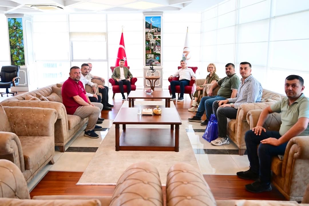 okur_45's tweet photo. Sevgili eşim Özlem Okur ve Soma Ordulular Derneği heyetimiz ile birlikte Altınordu Belediye Başkanımız Sayın Ulaş Tepe'yi makamında ziyaret ettik.

Nazik misafirperverliği ve samimi ev sahipliği için kendisine teşekkür ediyor, çalışmalarında başarılar diliyorum. https://t.co/An8mxe43FL