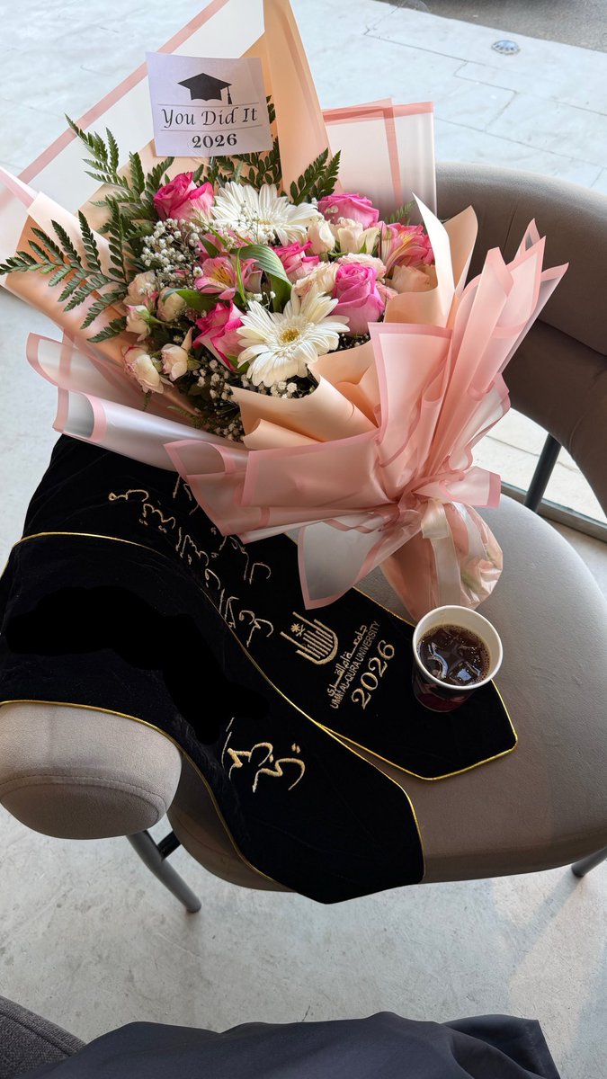 ozithv's tweet photo. قدر الله وتقهويت مع وشاح التخرج🎓 https://t.co/QkVklIiuq2