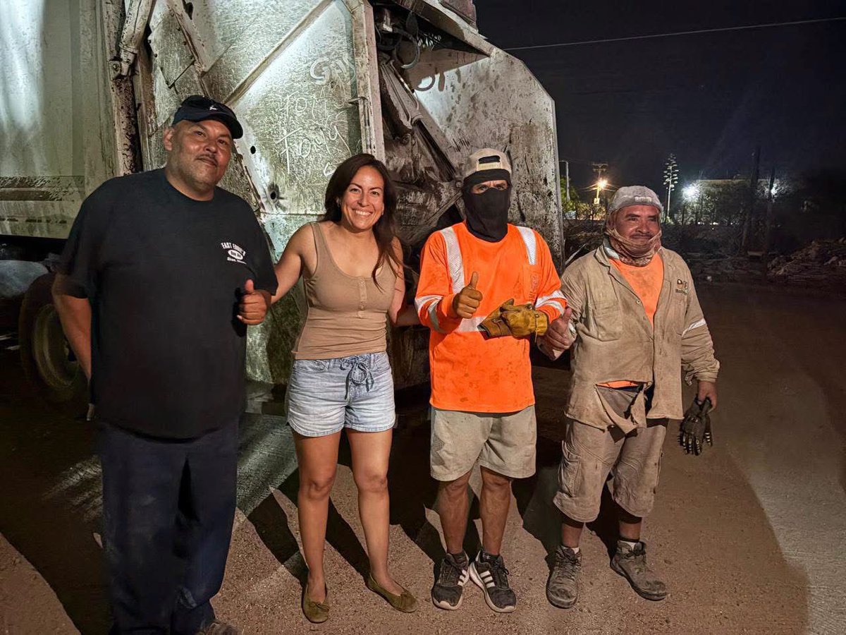 LeyvaMurillo's tweet photo. Pues así el discurso hueco de la alcaldesa con licencia, que al fotografiarse con trabajadores del área de recolección de basura de #LaPaz primero hubiese buscado dignificar su trabajo otorgándoles uniformes nuevos o dignos, en vez de hacerse la humilde. Así las cosas en el proyecto de la #Imposición