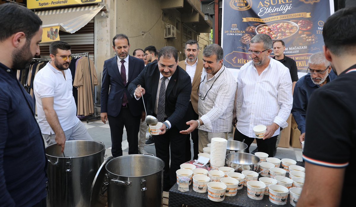 mcanpolatnet's tweet photo. Muharrem ayının bereketini ve Aşure Günü’nün manevi iklimini paylaşmak üzere; Şanlıurfa Esnaf ve Sanatkârlar Odaları Birliği Başkanı Sn. İsmail Karacabey, Şanlıurfa Fırıncılar Odası Başkanı Sn. Yusuf Ziya Toprak, Şanlıurfa Esnaf ve Sanatkârlar Odaları Birliği Başkan Vekili Sn. Sami Öge, Karaköprü Belediye Meclis Üyesi Sn. Faruk Bayuk, Ertuğrul Gazi Mahalle Muhtarımız Sn. İbrahim Halil Haktankaçmaz ile birlikte Sultan Fatih Mahalle Muhtarımız Sn. Hikmet Arslan’ın düzenlediği aşure ikramı programına katıldık.

Rabbim birlik ve beraberliğimizi daim eylesin.