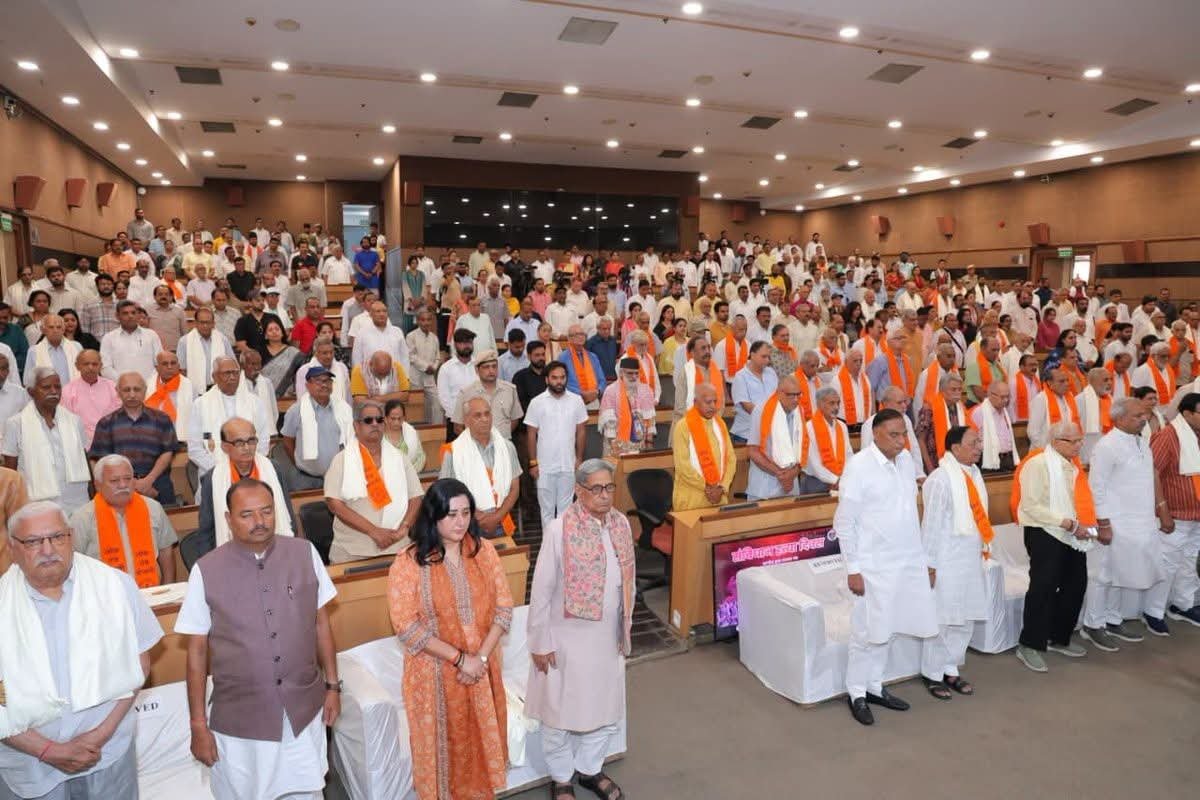 dhananjaykingm's tweet photo. कांग्रेस द्वारा लगाये गये आपातकाल के काले अध्याय के 51वें वर्ष पर एनडीएमसी कन्वेंशन सेन्टर नई दिल्ली में संविधान हत्या दिवस पर कार्यक्रम का आयोजन किया गया।
कार्यक्रम की अध्यक्षता दिल्ली भाजपा अध्यक्ष एवं केन्द्रीय राज्य मंत्री श्री हर्ष मल्होत्रा जी नें किया।
#SanvidhanHatyaDiwas https://t.co/dWtxZXrKjy