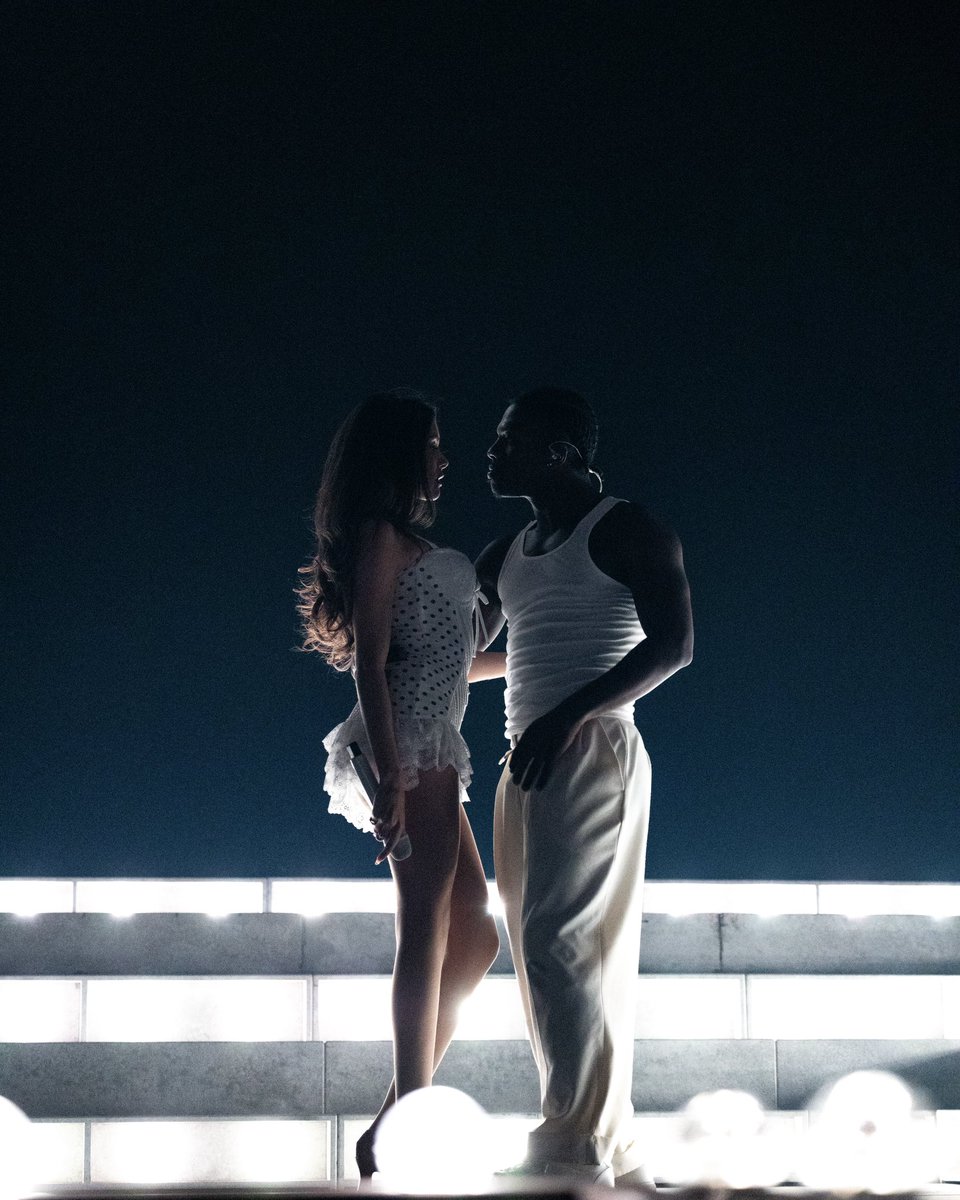 madisonbeerhq's tweet photo. the locket tour sets us free 🦢 https://t.co/xx0GusAmAc