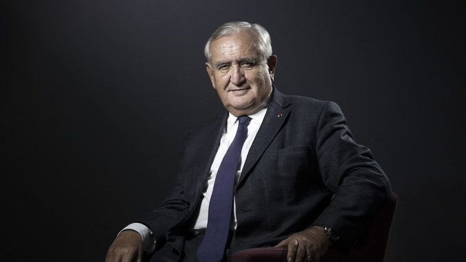 Forhalinton's tweet photo. 🚨 Scandale Raffarin : son chauffeur (interdit depuis janvier) a percuté un scooter à Paris, gyrophare allumé.
Raffarin est descendu… puis est parti à pied, sans s’occuper du blessé.

🔴 Rappel : népotisme (fils payé 4 400 € à son cabinet), condamnation pour marchés publics truqués, cumul des mandats.

Privilèges, impunité, mépris.