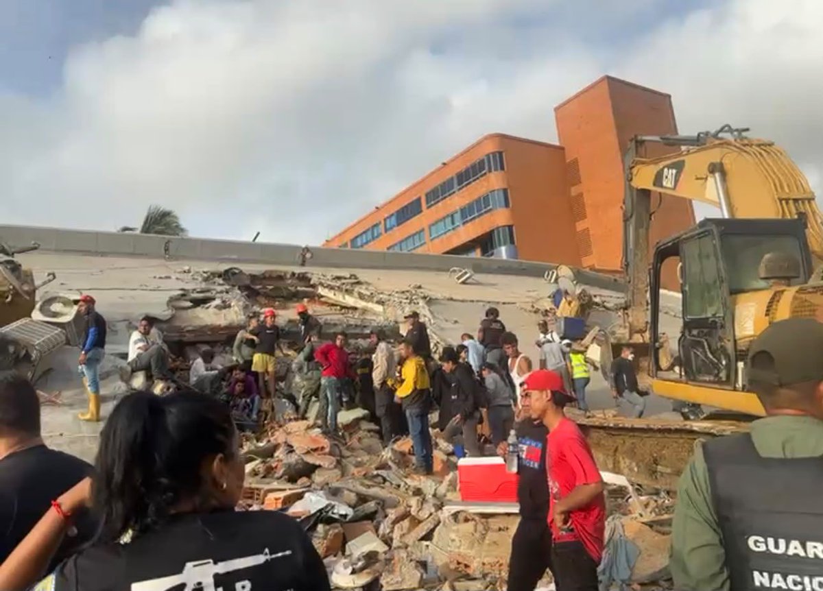CathyJuvinao's tweet photo. URGENTE | LLAMADO A LAS NACIONES UNIDAS Y A LOS EQUIPOS INTERNACIONALES DE RESCATE

Solicitamos de manera urgente que las @ONU_es prioricen el envío de un equipo especializado de búsqueda y rescate al lugar donde permanece atrapada Natalia Fernández Villagranados, ciudadana colombiana de 34 años, nacida en Santa Marta, quien se encuentra bajo los escombros tras el terremoto en Tucacas, estado Falcón, Venezuela.

Natalia es paciente de trasplante de riñón desde hace 20 meses y requiere un rescate altamente especializado. Según las personas que trabajan en la zona, aún se escuchan señales de vida, pero no ha sido posible llegar hasta ella porque no existe la maquinaria ni el equipo técnico necesario para realizar una extracción segura. Su esposo permanece en el lugar.

Pedimos a las Naciones Unidas que dirijan de inmediato uno de los equipos internacionales de rescate que ya están llegando al país y designen una comisión operativa con la capacidad técnica necesaria para intervenir en este caso. Cada minuto cuenta. La vida de Natalia depende de que la ayuda especializada llegue a tiempo.

Ubicación: Condominio La Mar, Tucacas, estado Falcón, Venezuela.
