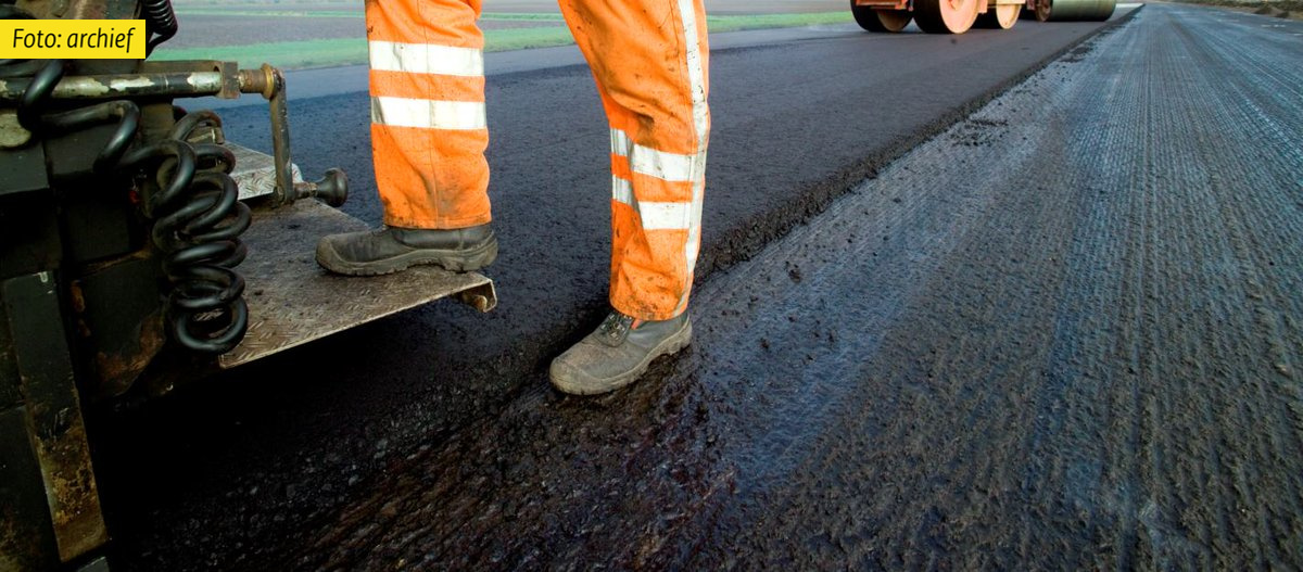 RWSverkeersinfo's tweet photo. Om 22.00 uur gaat de parallelbaan #A15 bij Gorinchem richting Nijmegen dicht. Door de warmte is het asfalt omhoog gekomen, dit gaan we herstellen. We verwachten veel hinder omdat dit traject al een omleidingsroute is voor werkzaamheden op de A27. Dit duurt tot morgenmiddag. https://t.co/a7dwhbKSi1