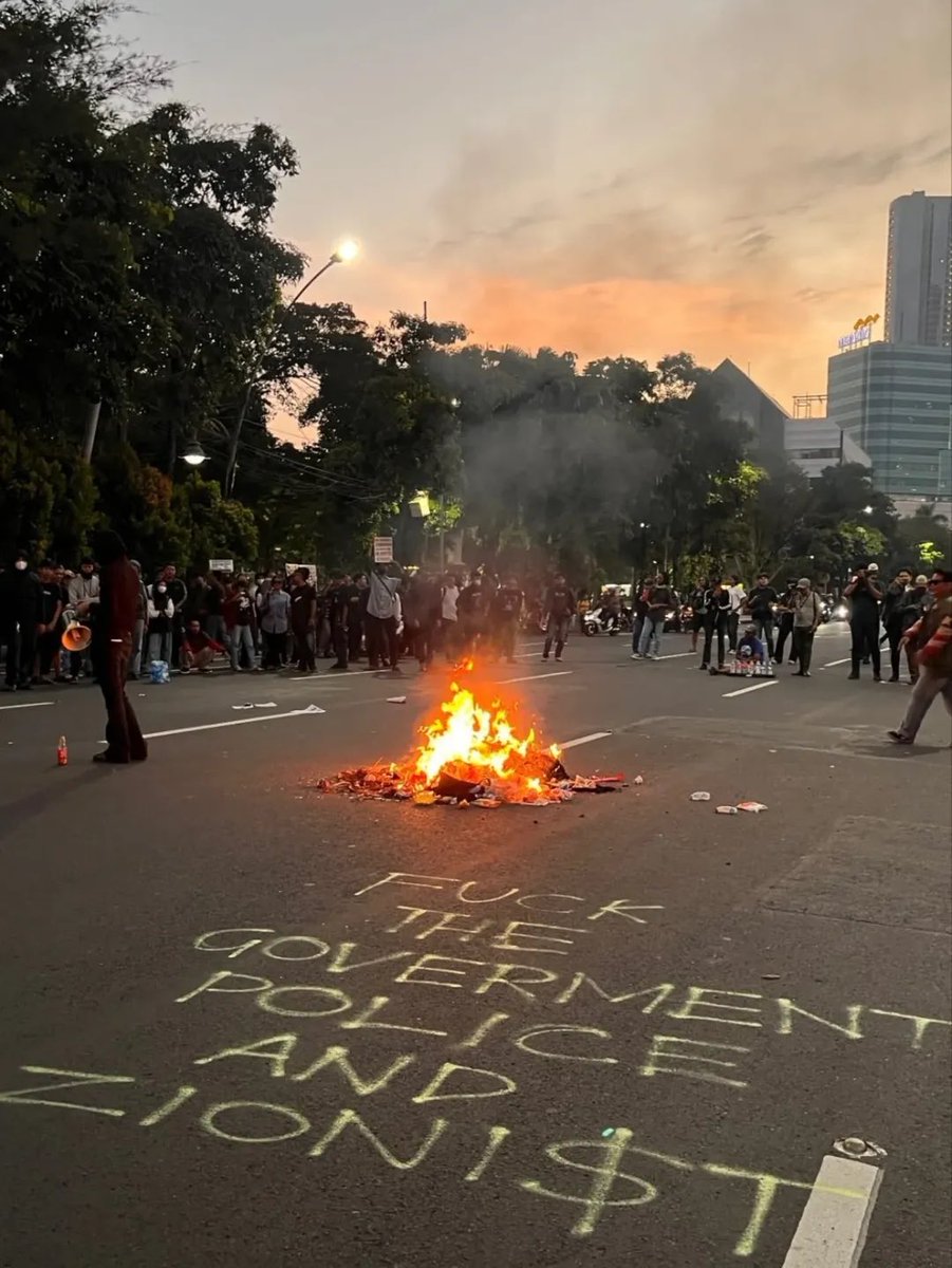 GDFirm's tweet photo. rakyat surabaya menggugat! https://t.co/npb3hPUwA6