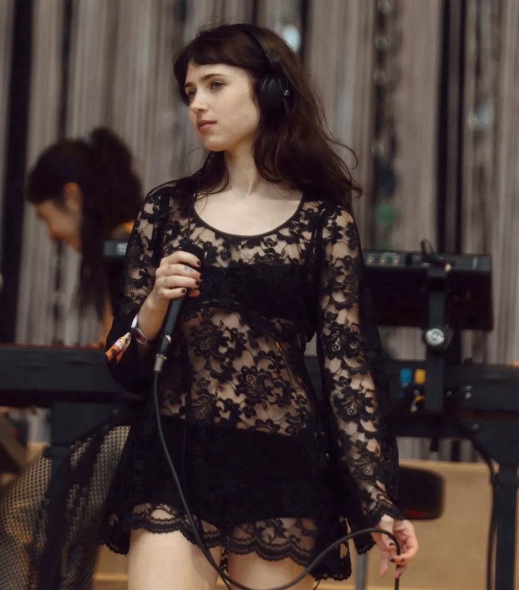 alicentsling's tweet photo. i love this outfit https://t.co/Ei6sQg8LnE
