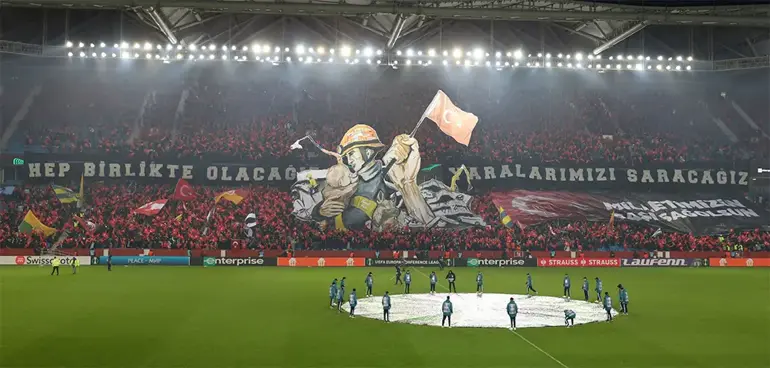 mdrkrdnz's tweet photo. 🌪️ #KaradenizFırtınası | Dünyanın Konuştuğu O Muhteşem Tribün Sanatı!

Trabzonspor taraftarı sadece sahada değil, tribünde de bir dünya markası. Deprem felaketinin ardından tüm Türkiye'yi ağlatan ve Avrupa basınında manşet olan o tarihi koreografiyi hatırlıyoruz.

🇹🇷 Arama kurtarma ekiplerine, Proteo'ya ve yanımızda olan tüm dünyaya teşekkür niteliğindeki bu şov, futbol tarihimizin en anlamlı tribün olayı olarak hafızalara kazındı.

❓ Sizin Trabzonspor tribünlerinde canlı izlediğiniz veya unutamadığınız en efsane koreografi hangisiydi? Fotoğrafını yorumlara bırakın! 👇 #Trabzonspor