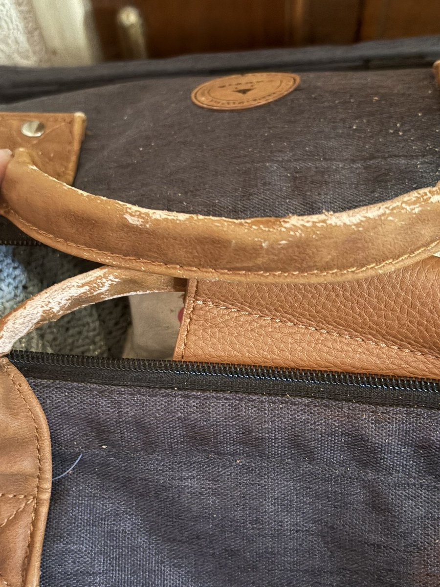 angelep72's tweet photo. Bonjour @cabaia on en parle de la qualité de vos sacs? Sac de voyage et sac à dos. Bien sûr je n’ai pas les preuves d’achats pour l’enregistrement, c’étaient des cadeaux. Déçue #cabaia https://t.co/AFWEBEUO7H