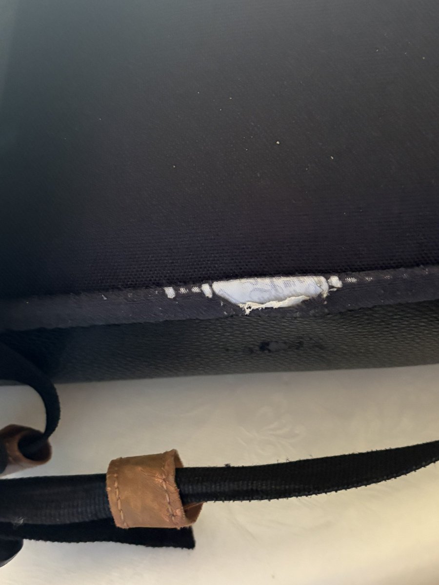 angelep72's tweet photo. Bonjour @cabaia on en parle de la qualité de vos sacs? Sac de voyage et sac à dos. Bien sûr je n’ai pas les preuves d’achats pour l’enregistrement, c’étaient des cadeaux. Déçue #cabaia https://t.co/AFWEBEUO7H