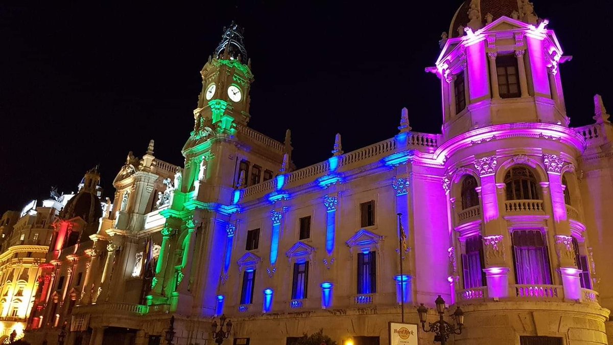 AjuntamentVLC's tweet photo. 🏳️🌈 #València es tenyix dels colors de l’arc de Sant Martí per a celebrar l'#OrgullVLC i reivindicar els drets #LGTBIQ+!
🌈 Il·luminem 👇
La façana consistorial, des de hui fins al 4 de juliol.
La font de la plaça de l'Ajuntament, tot el cap de setmana.
La Porta de la Mar, l'1, 2 i 4 de juliol.
🔛 Programació 🔗 https://t.co/er0JJ9WMCA
#GayGames #GayGames2026 #TheLightOfDiversity 🏳️🌈🏳️⚧️