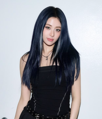 AboutMusicYT's tweet photo. Yunjin of LE SSERAFIM reveals that she used to run several fan accounts when she was in middle school, including BTS, Taylor Swift, My Little Pony and My Chemical Romance. https://t.co/p6Gu84G3iM
