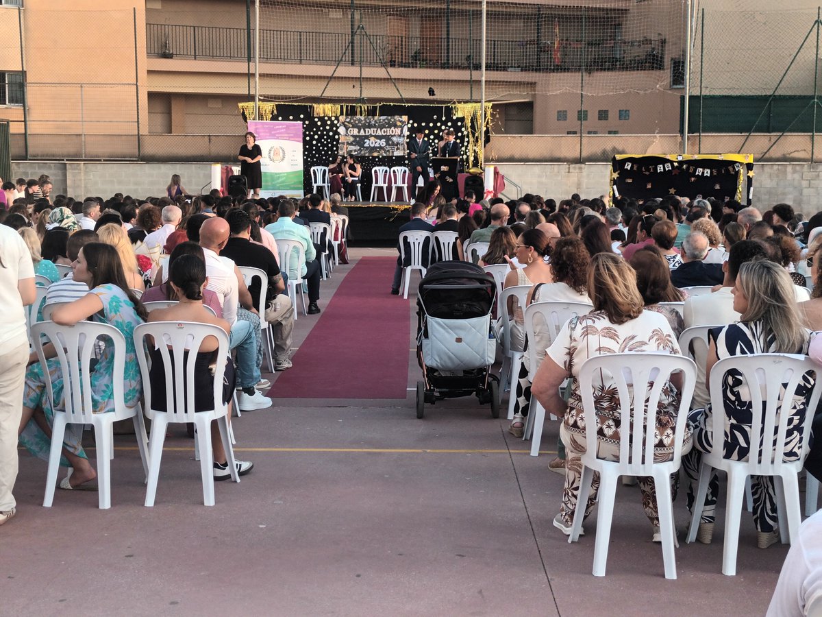 iesAlmenara's tweet photo. agradecimientos, transmitiendo su cariño y gratitud hacia los compañeros y los maestros. Hablaron de los profesores y contaron experiencias y recuerdos de su trayectoria en el centro durante los años de Secundaria. https://t.co/5CvzkrU1na