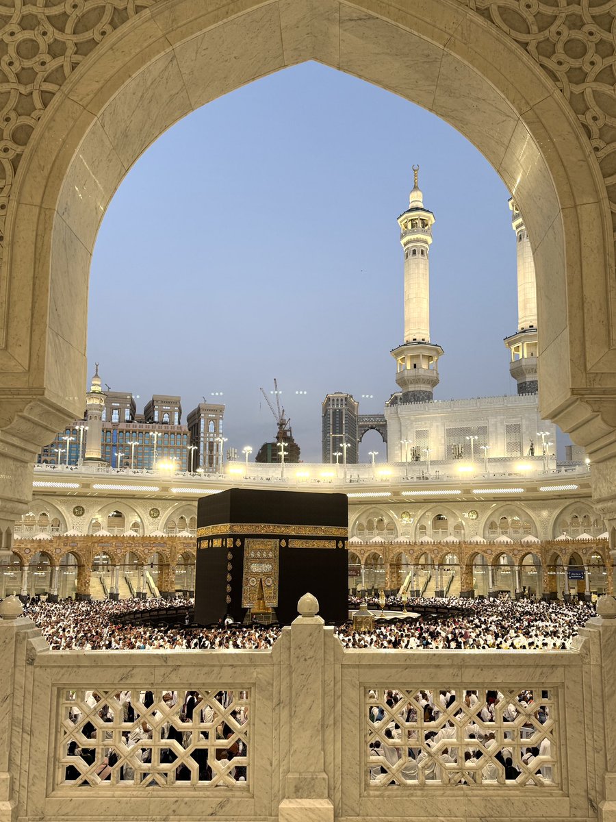 mohammed_roga's tweet photo. يا مكةُ، كيفَ الوصالُ إليكِ؟ فالقلبُ ما زالَ يشتاقُ ويحنّ. 🕋❤️
اللهم العودة🤲 https://t.co/8avsrCmUw3