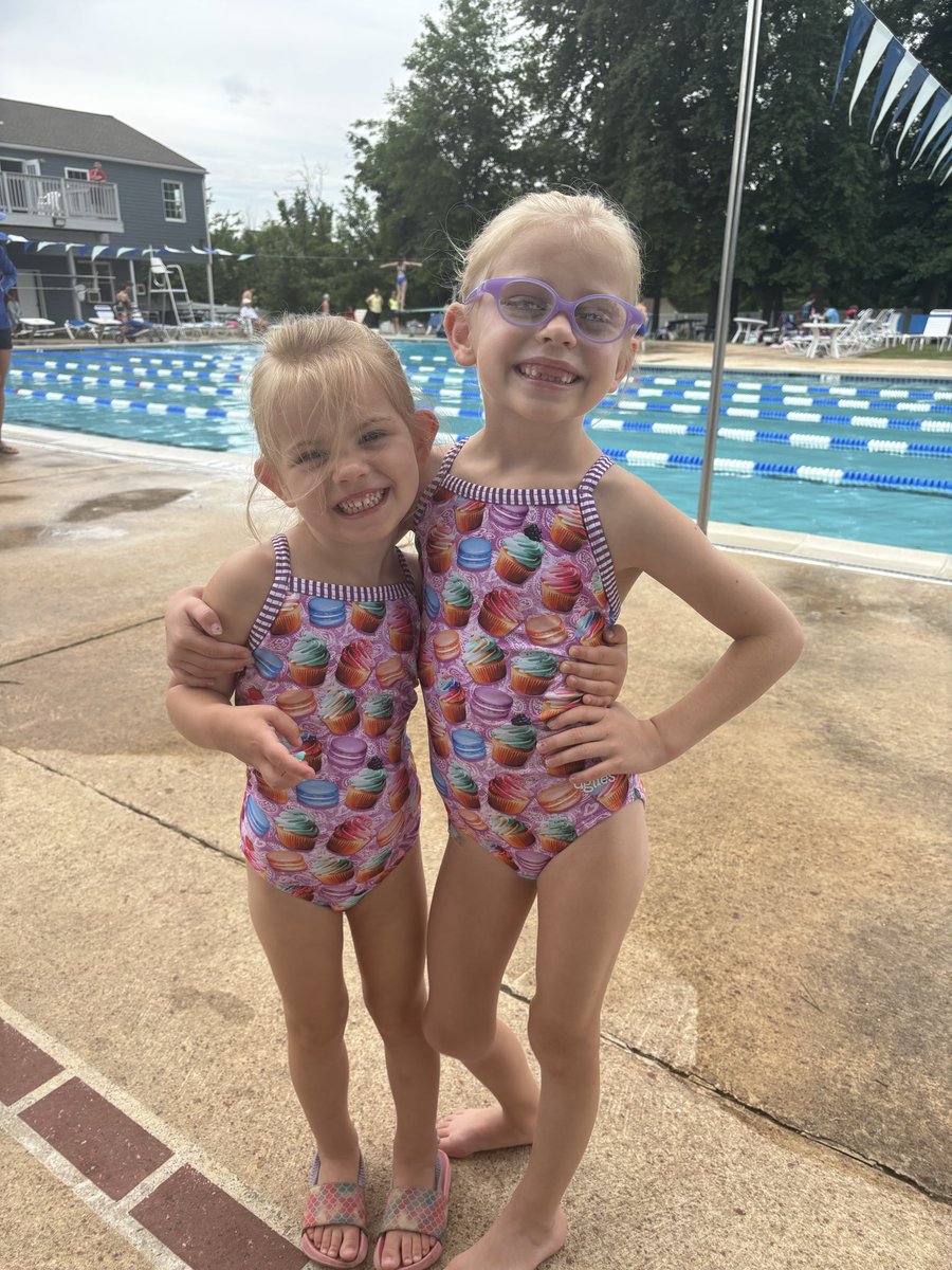 juliaruslander's tweet photo. Matching sisters before swim lessons https://t.co/gdnpUUEWVR