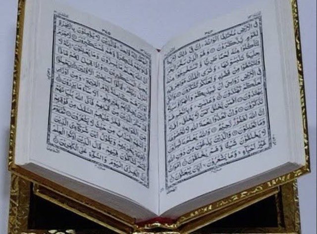 DervisMusa's tweet photo. Bana göre Kur'an'ı topluluğa okuyup aktaranları ciddiye alıp almamayla ilgili bazı kaideler:
1-Bayılı ilk bakış ve görüşte tanımıyorsa, tanıyana kadar söyledikleri ciddiye alınmaz. Çünkü batılı tanımayan kişinin, batılı hak olarak bilme potansiyeli vardır. Dahası hakkı da batıl. https://t.co/tT5MxPaH9x