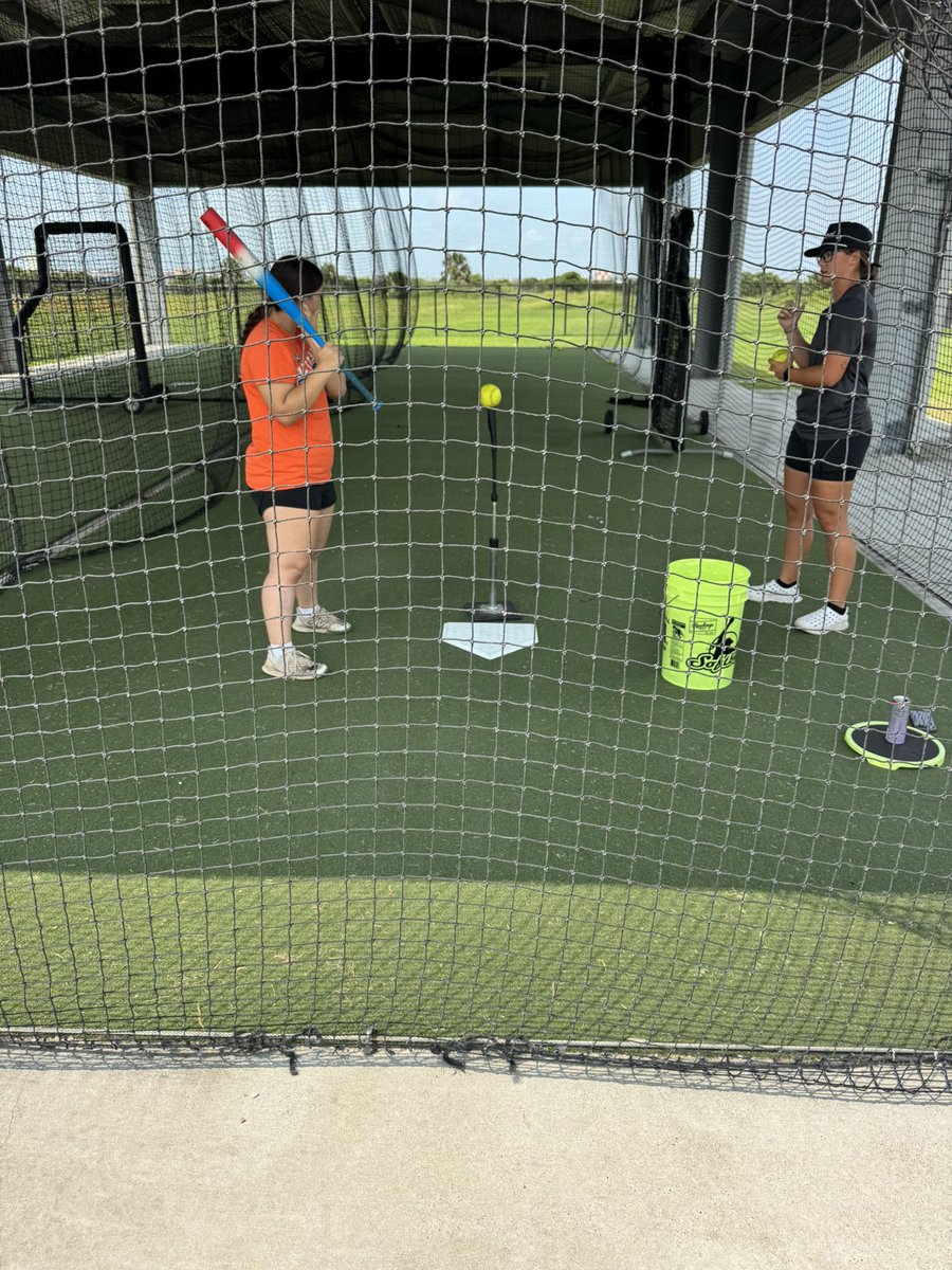 ZoeSimpson2029's tweet photo. Been in a slump offensively so got in some extra work with @reeccammarn after volleyball workouts. #MultiSportStudentAthlete #DontGrindDontShine #HittersHit #MakeAdjustmentsNotExcuses @Lady_Tors_Softb @torsvolleyball https://t.co/P5xAK9VQgl