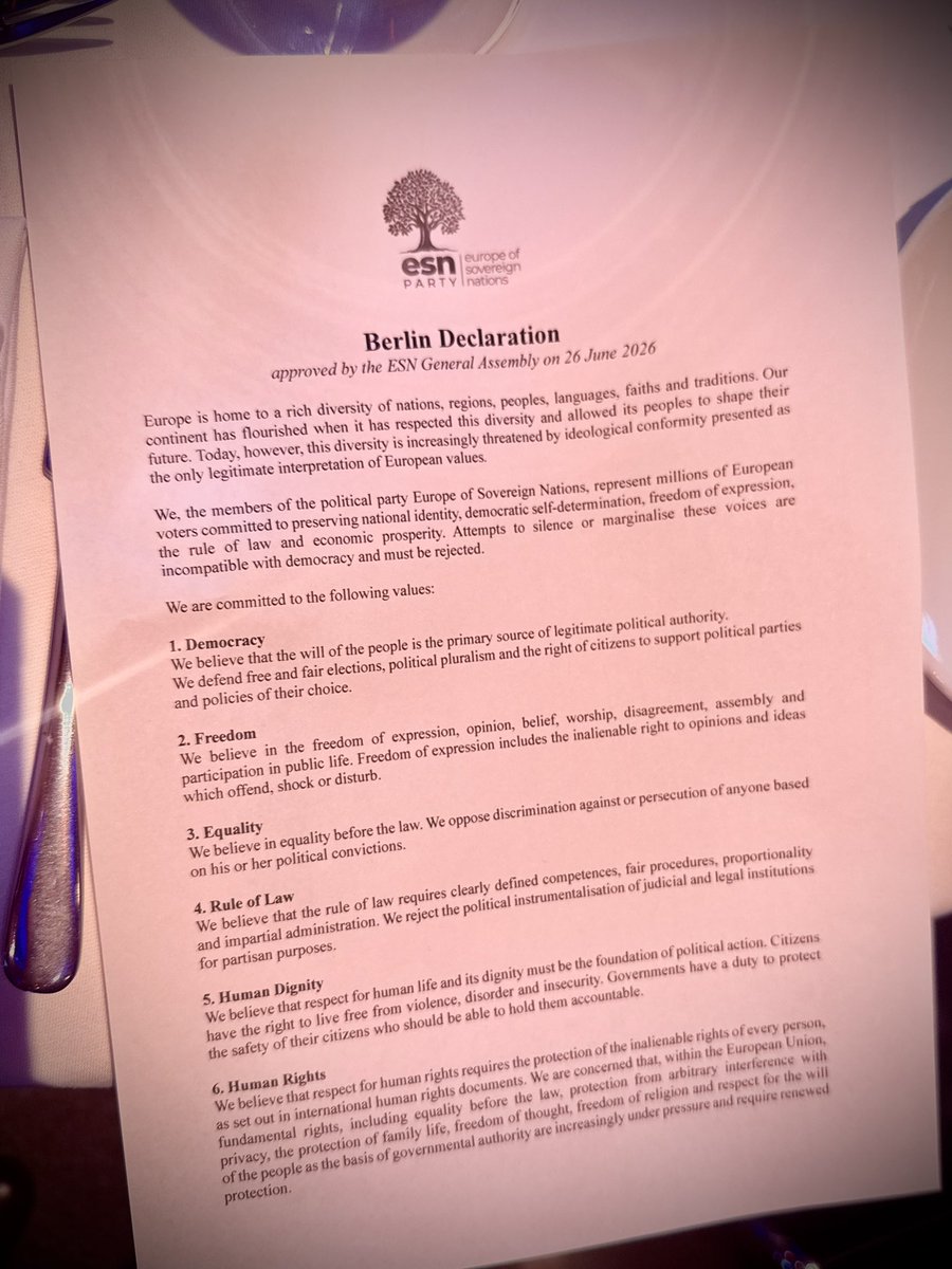 tietzol's tweet photo. 🤍 Berlínská deklarace 🇩🇪
schválena a podepsaná Valným shromážděním ESN dne 26. června 2026 @ESNgroup_EU 

Evropa je domovem národů, regionů, jazyků, kultur, víry a tradic. Právě tato rozmanitost byla po staletí zdrojem její síly a umožnila evropským národům utvářet vlastní budoucnost. Dnes je však stále více ohrožována ideologickou uniformitou, která je vydávána za jediný přípustný výklad evropských hodnot.
My, členové europarlamentní frakce Evropa suverénních národů, zastupujeme miliony evropských občanů odhodlaných chránit národní identitu, demokratické sebeurčení, svobodu projevu, vládu práva a hospodářskou prosperitu. Jakékoli pokusy umlčet nebo vytlačit tyto hlasy z veřejného prostoru jsou neslučitelné s demokracií a musí být odmítnuty.

Jsme oddáni těmto zásadám:

1. Demokracie
Věříme, že jediným legitimním zdrojem politické moci je vůle lidu.
Hájíme svobodné a spravedlivé volby, politický pluralismus i právo občanů podporovat politické strany a programy podle vlastního přesvědčení.

2. Svoboda
Věříme ve svobodu projevu, názoru, víry, vyznání, nesouhlasu, shromažďování i účasti na veřejném životě.
Svoboda projevu zahrnuje nezadatelné právo vyslovovat názory a myšlenky, které mohou urážet, šokovat nebo vyvolávat nesouhlas.

3. Rovnost
Věříme v rovnost všech před zákonem.
Odmítáme jakoukoli diskriminaci nebo pronásledování lidí z důvodu jejich politického přesvědčení.

4. Vláda práva
Věříme, že vláda práva stojí na jasně vymezených pravomocích, spravedlivých postupech, přiměřenosti a nestranném výkonu veřejné moci.
Odmítáme zneužívání soudních a právních institucí jako nástroje stranického či politického boje.

5. Lidská důstojnost
Věříme, že úcta k lidskému životu a lidské důstojnosti musí tvořit základ každého politického rozhodování.
Každý občan má právo žít v bezpečí, bez násilí, chaosu a nejistoty.
Vlády nesou odpovědnost za ochranu svých občanů a občané mají právo volat své vlády k odpovědnosti.

6. Lidská práva
Věříme, že ochrana lidských práv znamená ochranu nezadatelných práv každého člověka, jak jsou zakotvena v mezinárodních dokumentech o lidských právech.

Se znepokojením sledujeme, že v Evropské unii jsou základní práva, včetně rovnosti před zákonem, ochrany před svévolnými zásahy do soukromí, ochrany rodiny, svobody myšlení, svobody náboženského vyznání i respektu k vůli lidu jako základu veřejné moci, vystavena stále silnějším tlakům a vyžadují obnovenou ochranu.

Děkuji všem signatářům této deklarace a vězte, že Vaše jména nebudou historií zapomenuta! 🤍