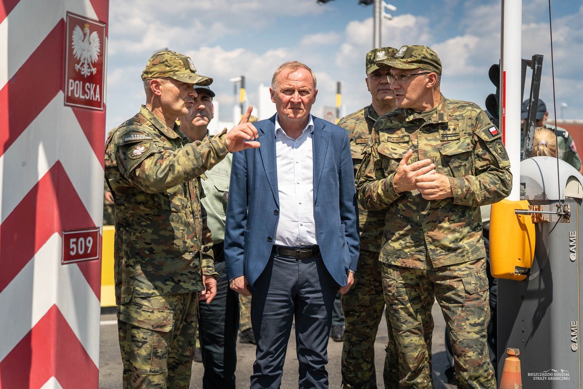 Bieszczadzki_SG's tweet photo. Podczas wizyty Sekretarza Stanu w @MSWiA_GOV_PL Czesława Mroczka na podkarpackiej granicy gen. bryg. SG Tomasz Zybiński, Komendant #BiOSG, przedstawił aktualną sytuację na odcinku granicy, wyzwania związane z ruchem granicznym oraz działania realizowane przez oddział.🇵🇱🛡️ https://t.co/jEeOQxmyJu