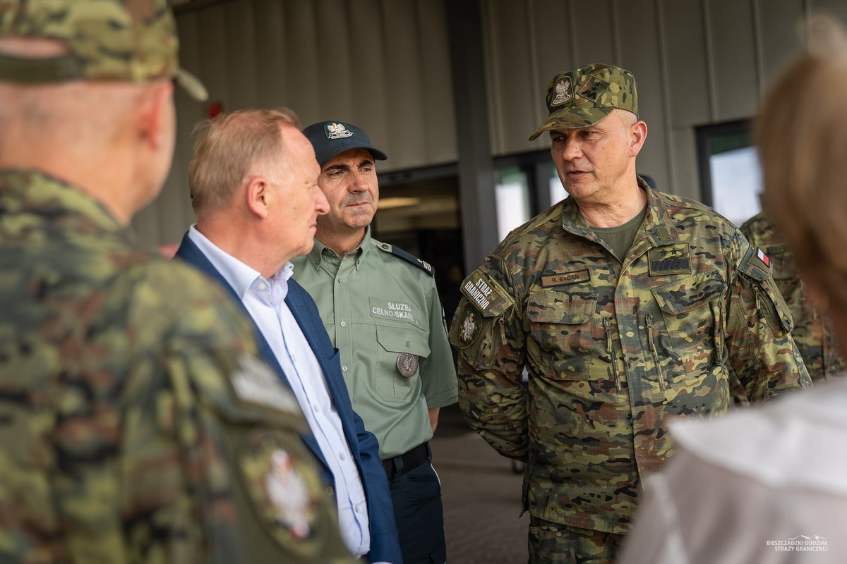 Bieszczadzki_SG's tweet photo. Podczas wizyty Sekretarza Stanu w @MSWiA_GOV_PL Czesława Mroczka na podkarpackiej granicy gen. bryg. SG Tomasz Zybiński, Komendant #BiOSG, przedstawił aktualną sytuację na odcinku granicy, wyzwania związane z ruchem granicznym oraz działania realizowane przez oddział.🇵🇱🛡️ https://t.co/jEeOQxmyJu