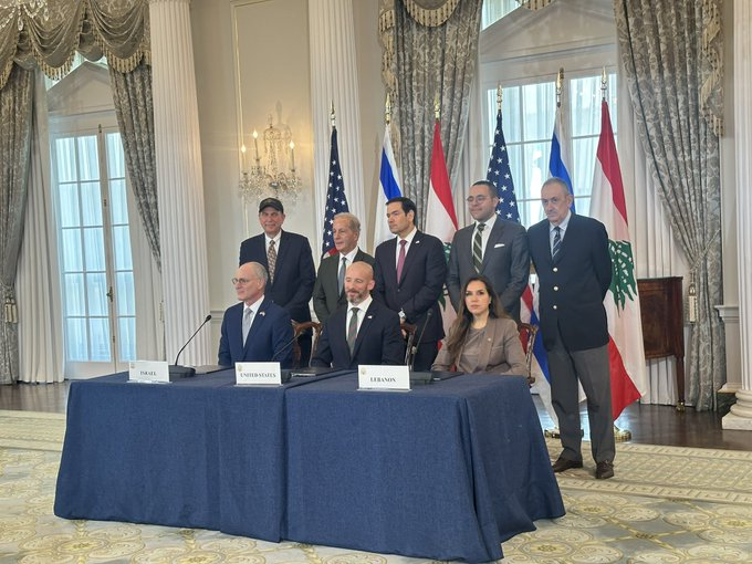 FullClipHQ's tweet photo. 📍🇺🇸

🇱🇧 🤝 🇮🇱

Lebanon and Israel sign US-brokered framework agreement.

Ceasefire conditions include Hezbollah withdrawal south of Litani River. 

Significant diplomatic step. ⬇️

https://t.co/YPRDKIBfXy https://t.co/M8CuTmxxzM