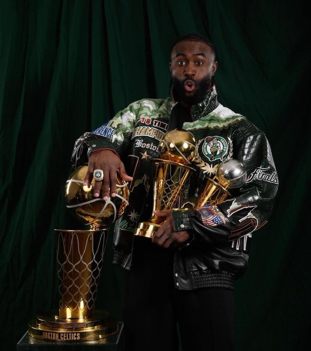 TGTatum4_3's tweet photo. You do not trade Jaylen Brown under any circumstances, Boston immediately drops from becoming a title contender if they trade him. Instead we need to build around the Jays and bring banner 19 home ☘️ https://t.co/yygf1ajCXk