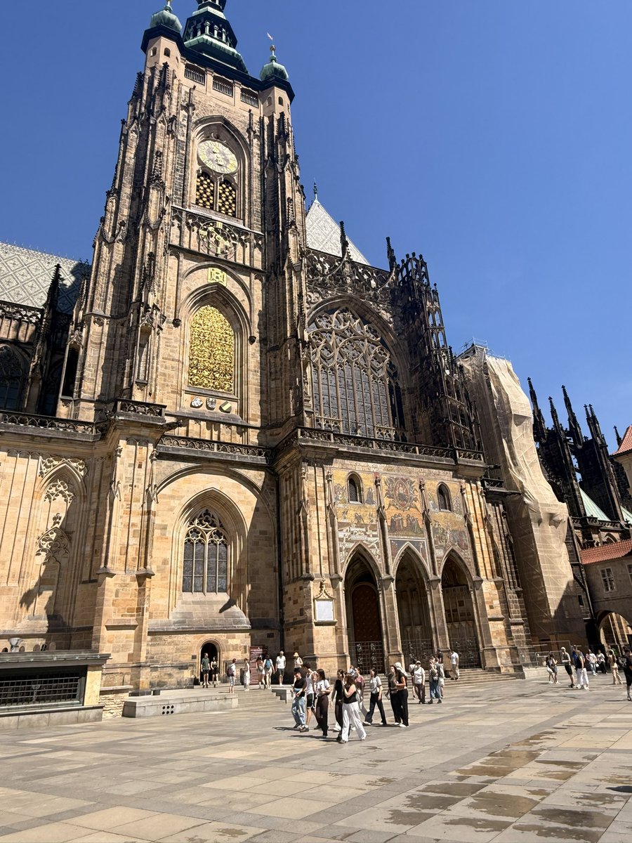 AlxColt's tweet photo. @UtkarshSin34756 @AntisepticMoose If you ever visit, take a look at Prague Castle. It’s a marvel to behold. https://t.co/xC43NBntHj
