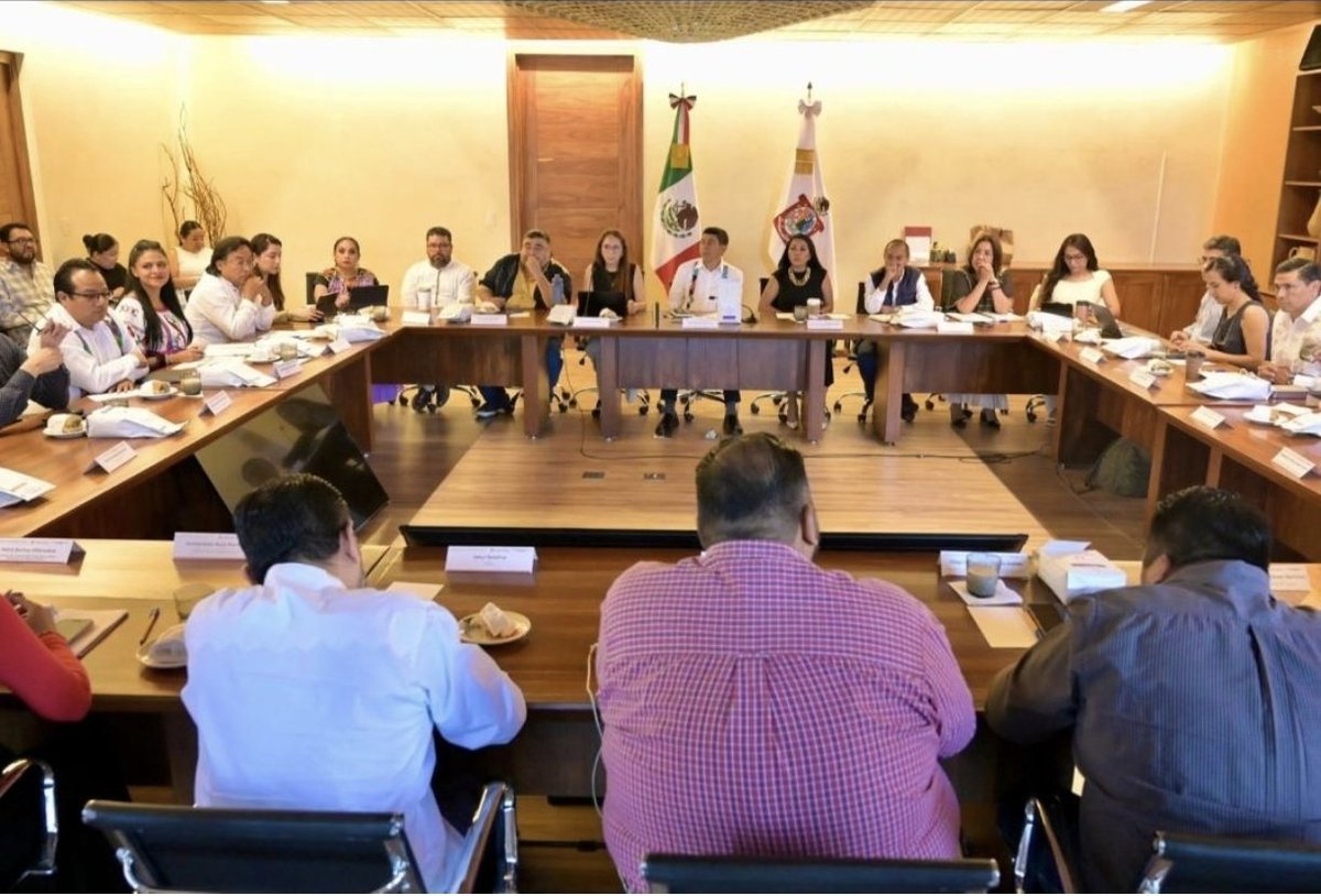 chumbert1's tweet photo. Borran post del Gobernador @salomonj ante el cuestionamiento de la presencia de su hijo Shabin Jara Bolaños en una reunión de Gabinete donde se destinan 2,800 millones de pesos para "embellecer" #Oaxaca, se dice por ahí (no lo digo yo) que es quien revisa y acuerda con los contratistas para esta multimillonaria inversión. Si borran el post de su cuenta verificada, es porque algo les incomodó o les caló, ni siquiera lo editaron, el borrarlo fue peor.
P.d. Pude rescatar el post con captura de pantalla de fecha 23 de junio.⬇️