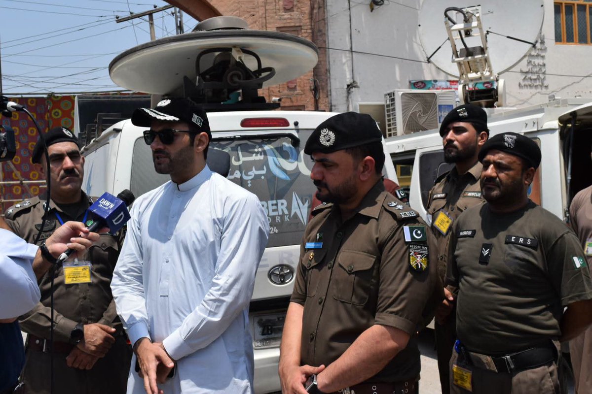 DEOPESHAWER's tweet photo. DG Rescue 1122 KP, Shah Fahad, visited the Supreme Command Post and Imambargahs in Peshawar with DEO Iftikhar Khan to review Muharram emergency arrangements. He appreciated the professionalism of Rescue 1122 personnel and emphasized timely emergency response. #Rescue1122 Peshawar https://t.co/aspz2DrOkq