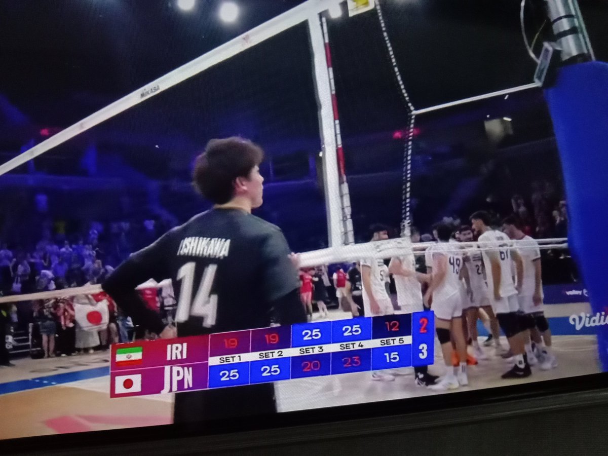 kaatnice's tweet photo. abis nonton match yang startnya jam 10, dan baru beresnya sekarang. ada yang ngikutin voli nggak ya mutualku?

di olahraga voli kalau gameplaynya full set makin seru ya kakak-kakak, soalnya team yang main di tiap set kadang energynya beda-beda. pas set awal bisa main bagus bgt, tapi set selanjutnya belum tentu. pokoknya Tuhan maha membolak-balikkan energy court voli.

kayak ryujin nippon ini, tadi aku udah suudzon jepang kalah karena mereka dari dulu kayak kena kutukan di set ketiga, atau di poin poin kritis (tiga poin menuju kemenangan). tapi kali ini enggak. 😂