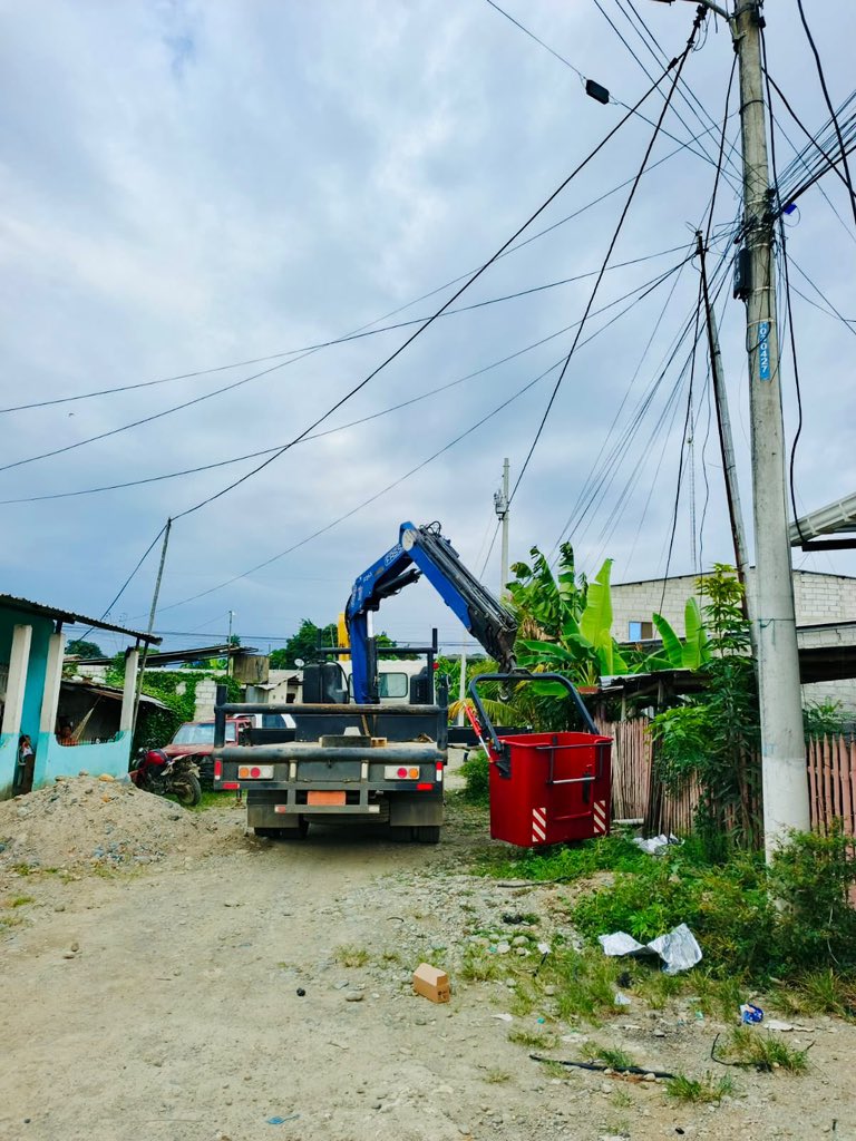 CNEL_EP's tweet photo. ✅ EL ORO

Personal técnico de CNEL EP ejecutó trabajos de mejoramiento de la infraestructura eléctrica en los cantones Pasaje y Chilla, así como en la parroquia Tenguel, beneficiando a más de 1.500 habitantes.

En Pasaje, se realizó el cambio de postes que cumplieron su vida útil en la ciudadela del Chofer N.° 1. En Chilla, se repararon 17 luminarias en los sectores Zhiquil, La Z, Barriada 26 de Agosto, avenida Montgomery Sánchez, calle Dumari, avenida Loja y calle Juan Lecuona.

Asimismo, en el sector El Limonal, parroquia Tenguel, se construyeron 120 metros de línea de media tensión y se instaló un transformador de 25 kVA, fortaleciendo la calidad y continuidad del servicio eléctrico para la comunidad.