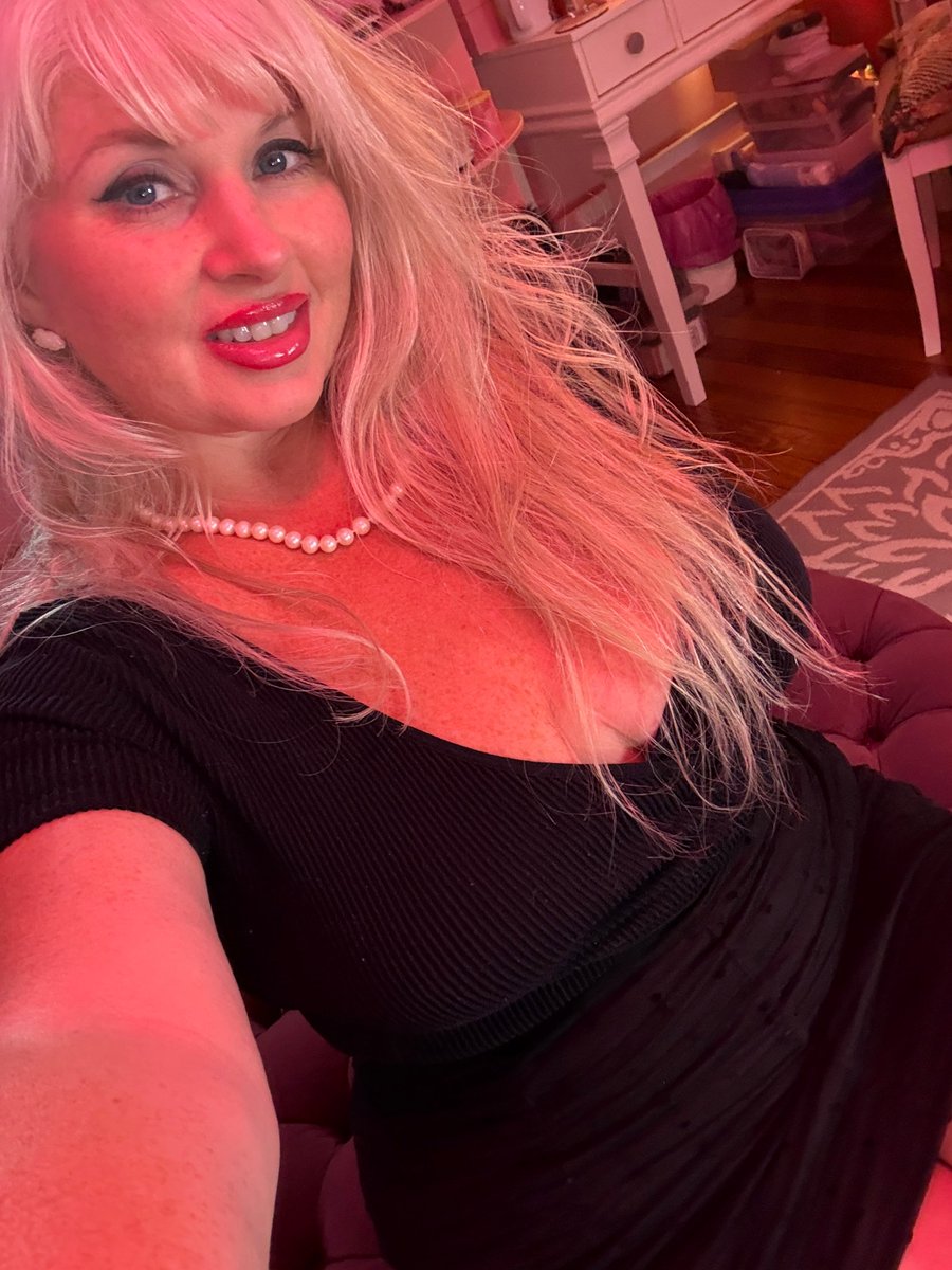 PaintedRosePink's tweet photo. Happy TGIF!  I hope you have extra butter on your popcorn. 🤣 https://t.co/ECfpjCDwFs