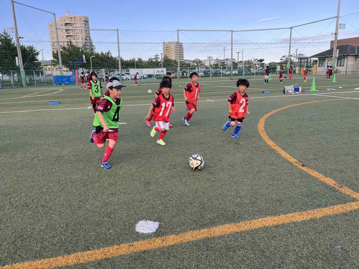 visselschool's tweet photo. 【明石校1・2年生⚽️】

今年度から担当の藤本裕豪コーチです！
人数が多く活気のあるクラスです😁

低学年らしい🌷
和気あいあいとした雰囲気の中に
真剣にボールを追いかける
かっこいい姿も✊

これからもみんなで頑張ろう🔥

#ヴィッセル神戸スクール HP 👇
https://t.co/urydXCpEw3 https://t.co/Azu3AHgKU6