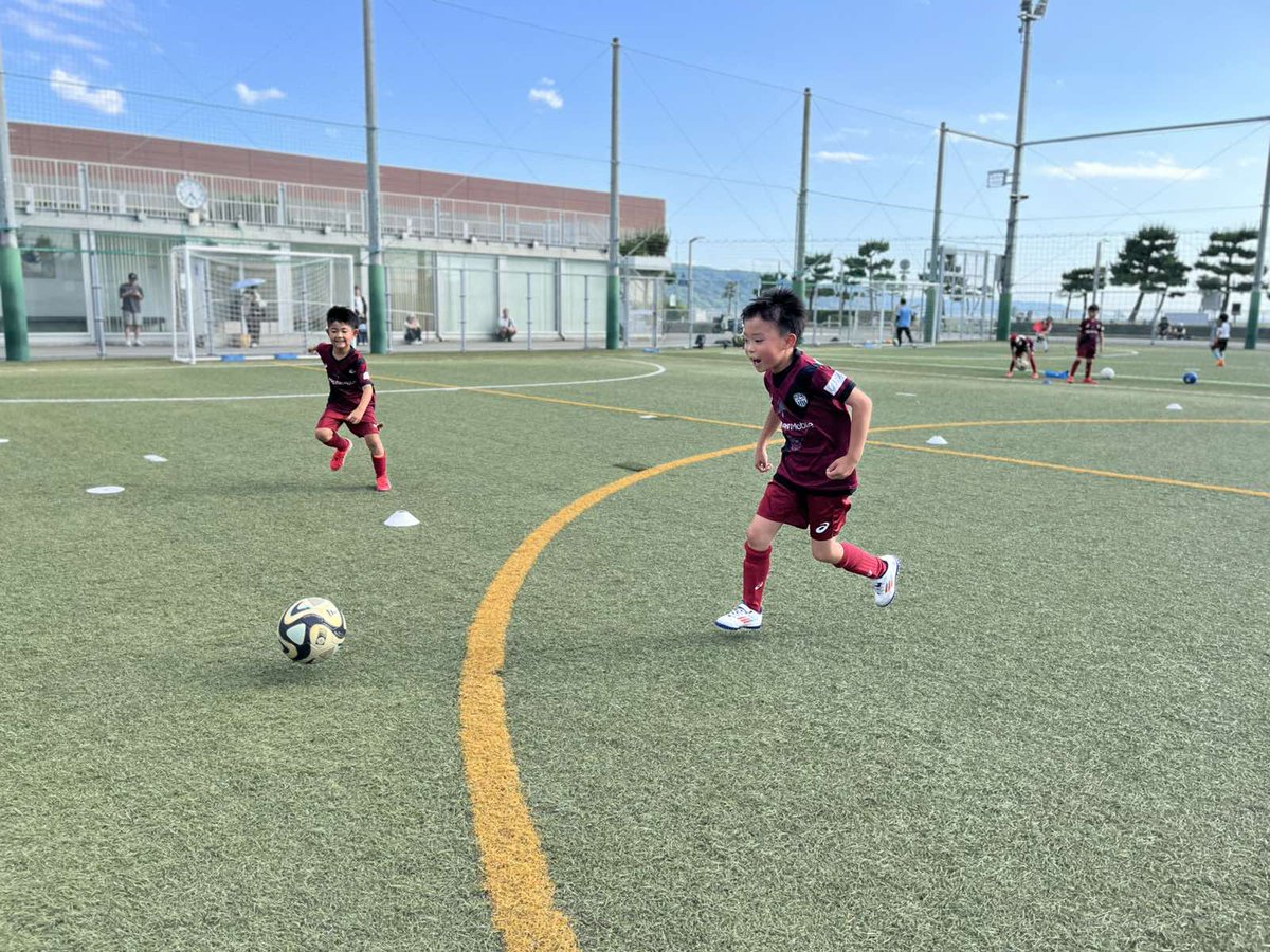 visselschool's tweet photo. 【明石校1・2年生⚽️】

今年度から担当の藤本裕豪コーチです！
人数が多く活気のあるクラスです😁

低学年らしい🌷
和気あいあいとした雰囲気の中に
真剣にボールを追いかける
かっこいい姿も✊

これからもみんなで頑張ろう🔥

#ヴィッセル神戸スクール HP 👇
https://t.co/urydXCpEw3 https://t.co/Azu3AHgKU6