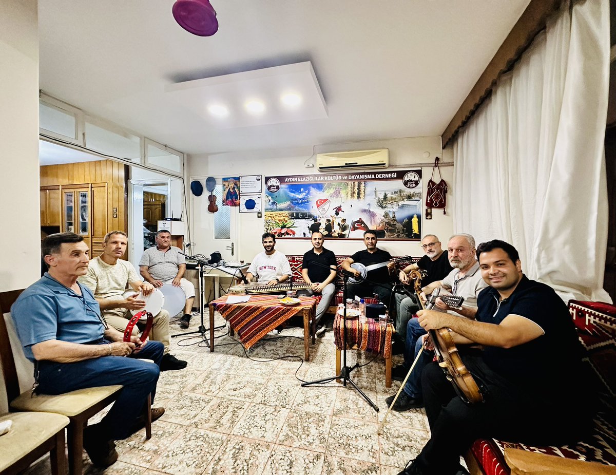 ayed0923's tweet photo. Geleneksel olarak düzenlediğimiz Kürsübaşı programımızda bu ay da hemşehrilerimizle bir araya geldik. Urla Elazığlılar Derneği Kurucu ve Onursal Başkanı Mustafa Kılıç ile DAST-BİR Genel Koordinatörü Hayrettin Karakaya'nın katılımıyla anlamlı bir gece yaşadık. https://t.co/xQLPC44Jae