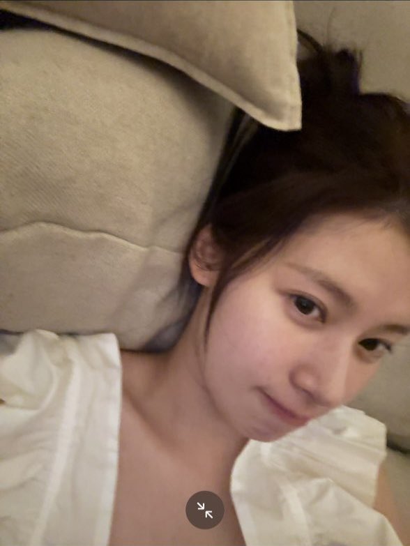 Dear_SANA_'s tweet photo. 자려고 누웠다가 셀카찍어서 보내준 사나♡
말랑뽀둥아기 넘 귀엽지😍🫶🏻 https://t.co/2qODXJAzOZ