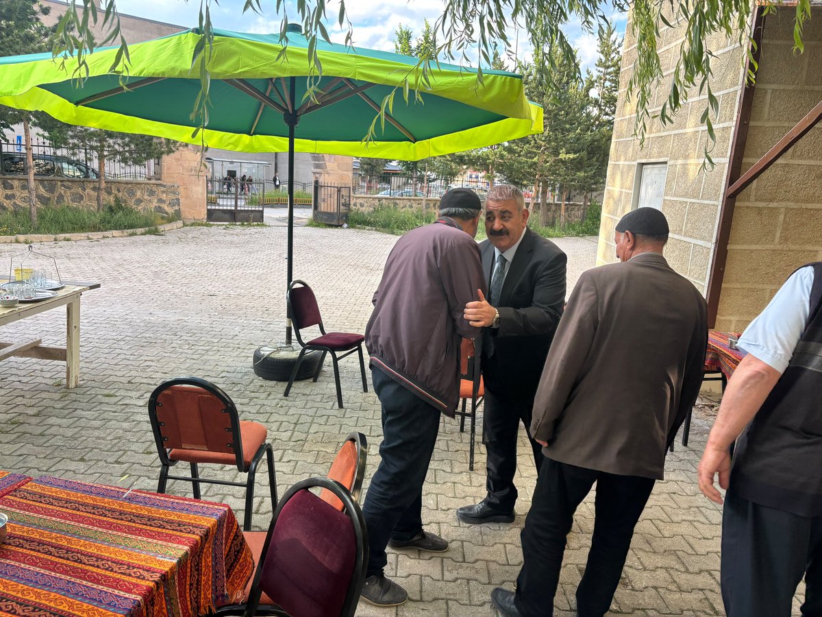 AvMuhammetSunar's tweet photo. Çay molası... ☕️ 
Hüseyin Avni Ulaş Mahallemizde gerçekleştirdiğimiz "Vatandaş Soruyor, Başkan Cevaplıyor" programımızın ardından, Hazreti Osman  Camii bahçesinde kıymetli hemşehrilerimizle bir araya geldik.
Çaylarımızı yudumlayıp enerji depoladık. Zira Erzurum'da çay, sadece bir içecek değil; muhabbetin, samimiyetin ve gönül birlikteliğinin en güzel vesilesidir. Çayın olduğu yerde muhabbet, muhabbetin olduğu yerde huzur vardır.
Muhabbetleriyle gönlümüzü ısıtan, yakın ilgileri, misafirperverlikleri ve samimi sohbetleriyle bizleri en güzel şekilde ağırlayan tüm komşularımıza gönülden teşekkür ediyoruz. @mustafademir @abuyukgumus @avibrahimK @DurmuKilic