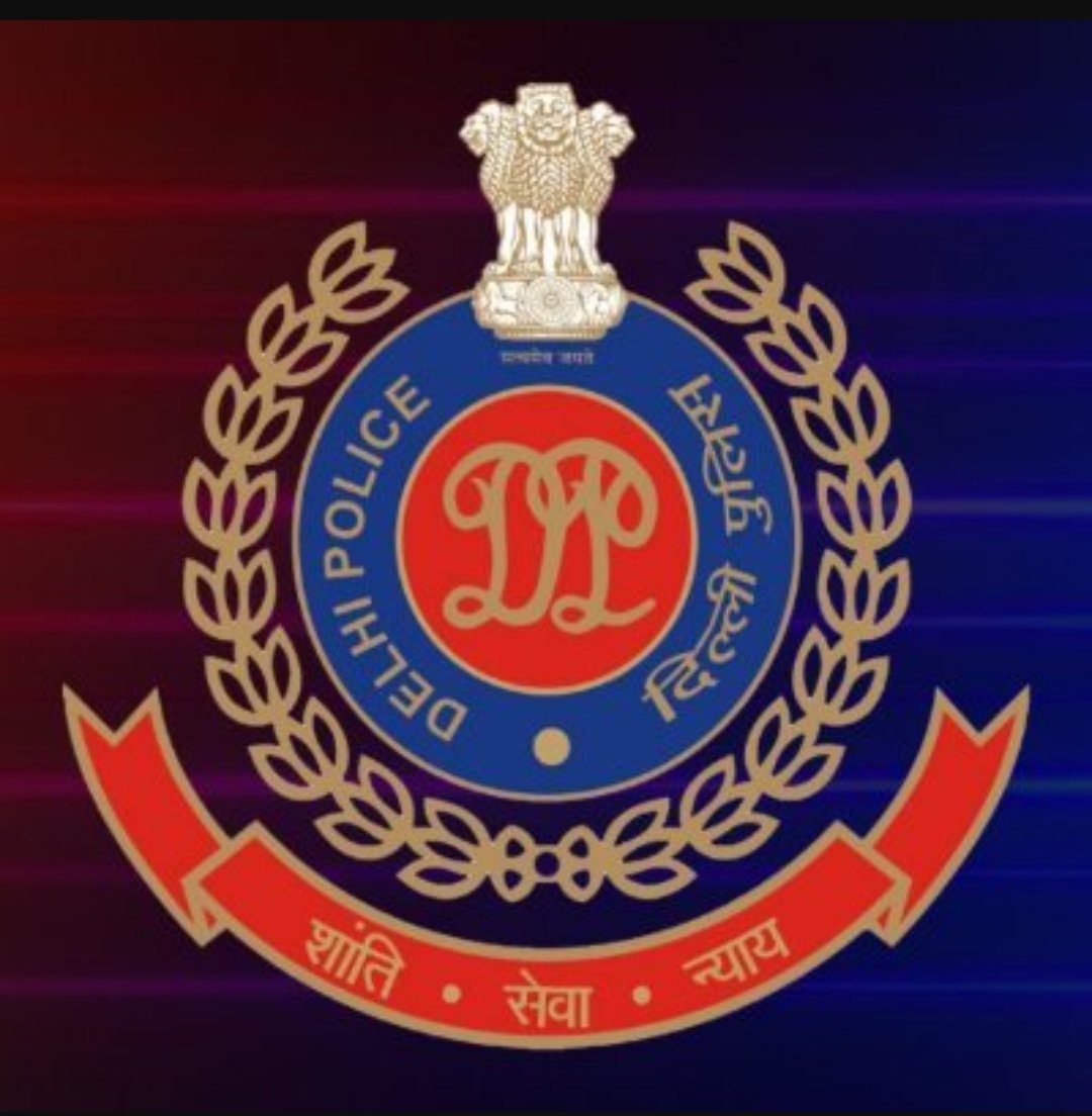 Chandan30658665's tweet photo. केंद्रीय जिला पुलिस की विशेष स्टाफ टीम द्वारा अवैध नशीली दवाओं के कारोबार पर की गई यह कार्रवाई अत्यंत सराहनीय, प्रभावी एवं पेशेवर पुलिसिंग का उत्कृष्ट उदाहरण है। "नशा मुक्त भारत अभियान" के अंतर्गत विश्वसनीय गुप्त सूचना के आधार पर योजनाबद्ध डिकॉय ऑपरेशन संचालित कर कोडीन युक्त कफ सिरप की अवैध बिक्री का सफलतापूर्वक भंडाफोड़ करना तथा आरोपी को रंगे हाथ गिरफ्तार कर 32 बोतल प्रतिबंधित कोडीन सिरप बरामद करना केंद्रीय जिला पुलिस की सतर्कता, सूझबूझ एवं अपराध नियंत्रण के प्रति दृढ़ प्रतिबद्धता को दर्शाता है।

इस उल्लेखनीय कार्रवाई के लिए विशेष स्टाफ, केंद्रीय जिला के प्रभारी निरीक्षक (Insp.) संदीप यादव के कुशल नेतृत्व एवं उनकी पूरी टीम—SI धर्मेंद्र, HC मुनेश, HC विकास, HC अनुज, HC दीपक, Ct. सूरजपाल, Ct. तरुण, Ct. सुमित एवं Ct. लोकेश—की मेहनत, साहस और उत्कृष्ट टीमवर्क विशेष प्रशंसा के पात्र हैं।

साथ ही यह सफलता केंद्रीय जिला के ACP/Operations श्री पदम सिंह राणा के प्रभावी मार्गदर्शन, केंद्रीय जिला के पुलिस उपायुक्त (DCP) श्री रोहित राजबीर सिंह, IPS के कुशल पर्यवेक्षण तथा संयुक्त पुलिस आयुक्त (Central Range) श्री मधुर वर्मा, IPS के दूरदर्शी नेतृत्व एवं प्रभावी निगरानी का प्रतिफल है।

अवैध मादक पदार्थों की तस्करी एवं नशे के कारोबार के विरुद्ध केंद्रीय जिला पुलिस की यह निर्णायक कार्रवाई न केवल कानून के प्रभावी क्रियान्वयन का उत्कृष्ट उदाहरण है, बल्कि समाज को नशामुक्त एवं सुरक्षित बनाने की दिशा में दिल्ली पुलिस की अटूट प्रतिबद्धता और जनसेवा के प्रति समर्पण का भी सशक्त परिचायक है। @CPDelhi @JtCP_CR